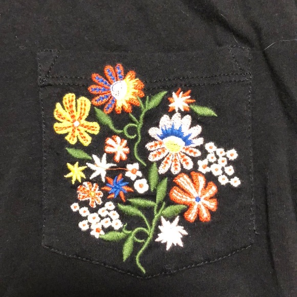 Cute black tshirt with embroidered pocket ❤️ - Picture 2 of 3